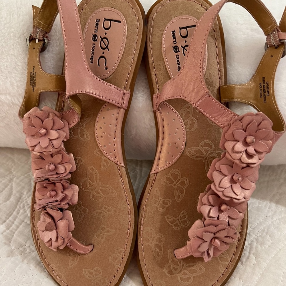 Pink womens Born BOC size 9 sandals worn few times